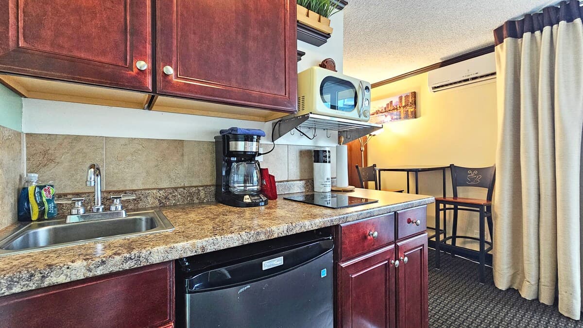 Condo in Honolulu · ★4.65 · Studio · 1 bed · 1 private bath - Photo 2