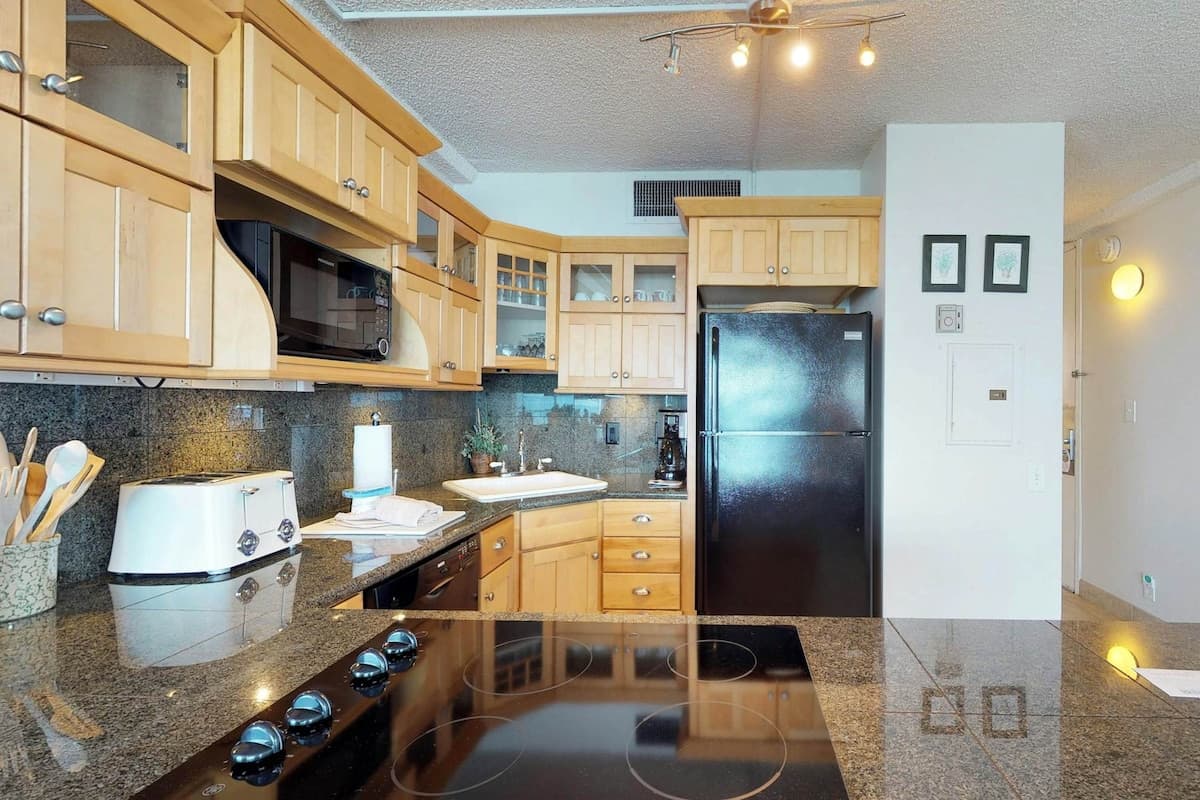 Condo in Lahaina · ★4.45 · 2 bedrooms · 4 beds · 2 shared baths - Photo 4