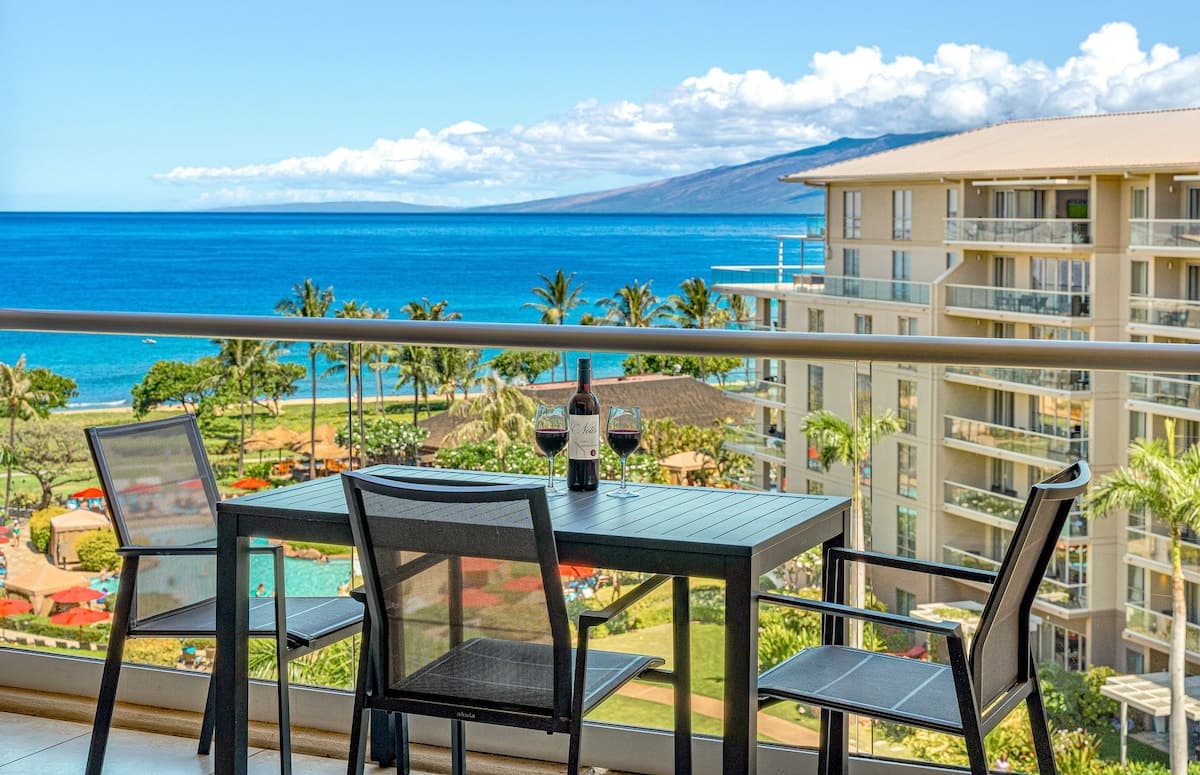 Condo in Lahaina · ★4.9 · Studio · 2 beds · 1 bath - Photo 1