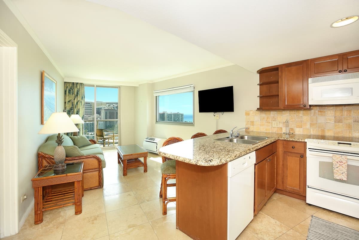 Condo in Honolulu · ★4.81 · 1 bedroom · 1 bed · 1 private bath - Photo 5