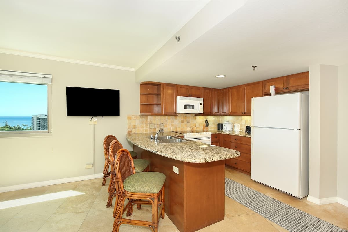 Condo in Honolulu · ★4.81 · 1 bedroom · 1 bed · 1 private bath - Photo 4