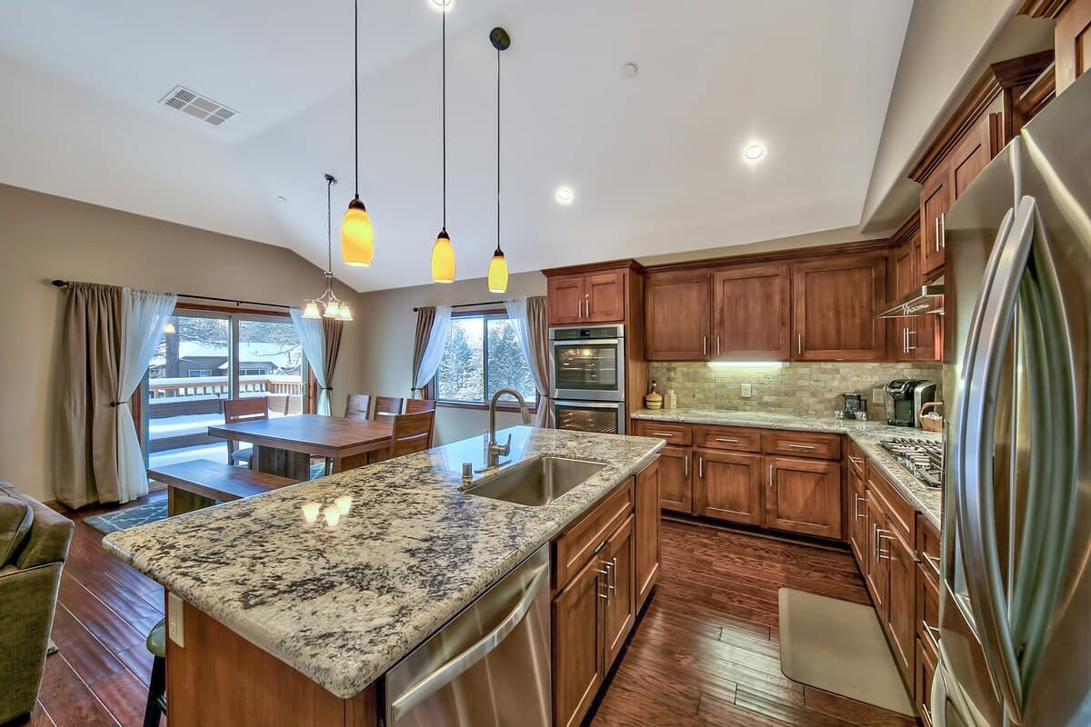 New 4BR Townhouse, Walk to Casinos & Lake - Photo 4