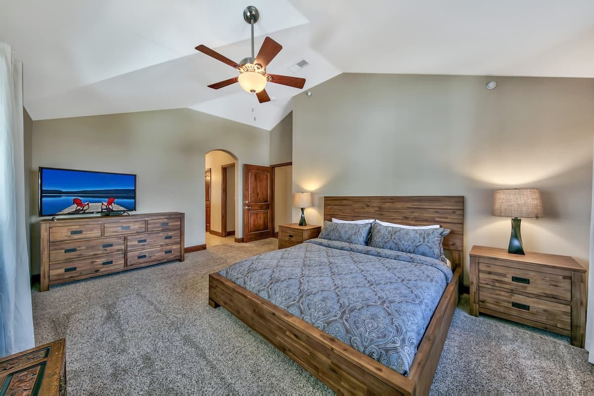 New 4BR Townhouse, Walk to Casinos & Lake - Photo 3