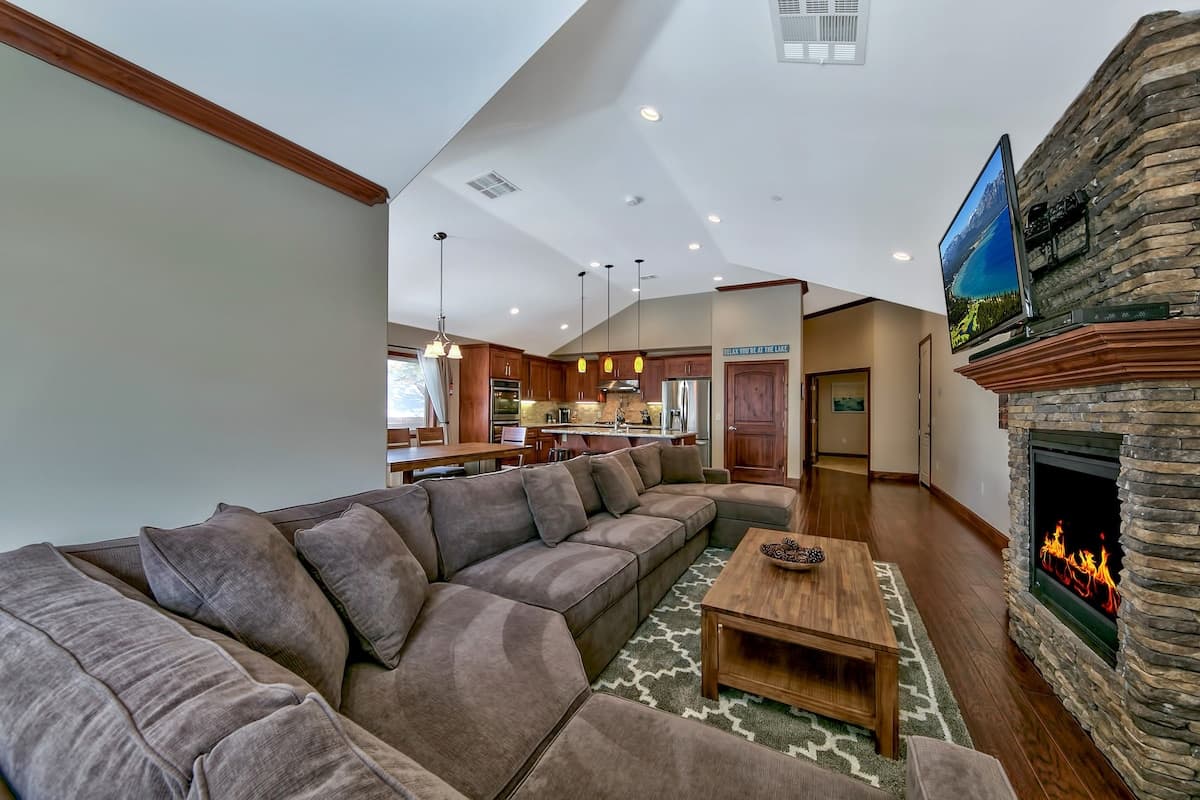 New 4BR Townhouse, Walk to Casinos & Lake - Photo 5