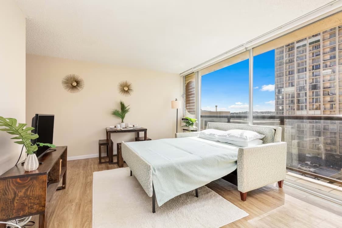 Condo in Honolulu · ★5.0 · 1 bedroom · 2 beds · 1 private bath - Photo 5