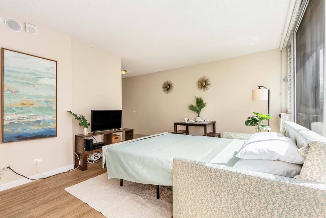 Condo in Honolulu · ★5.0 · 1 bedroom · 2 beds · 1 private bath - Photo 4