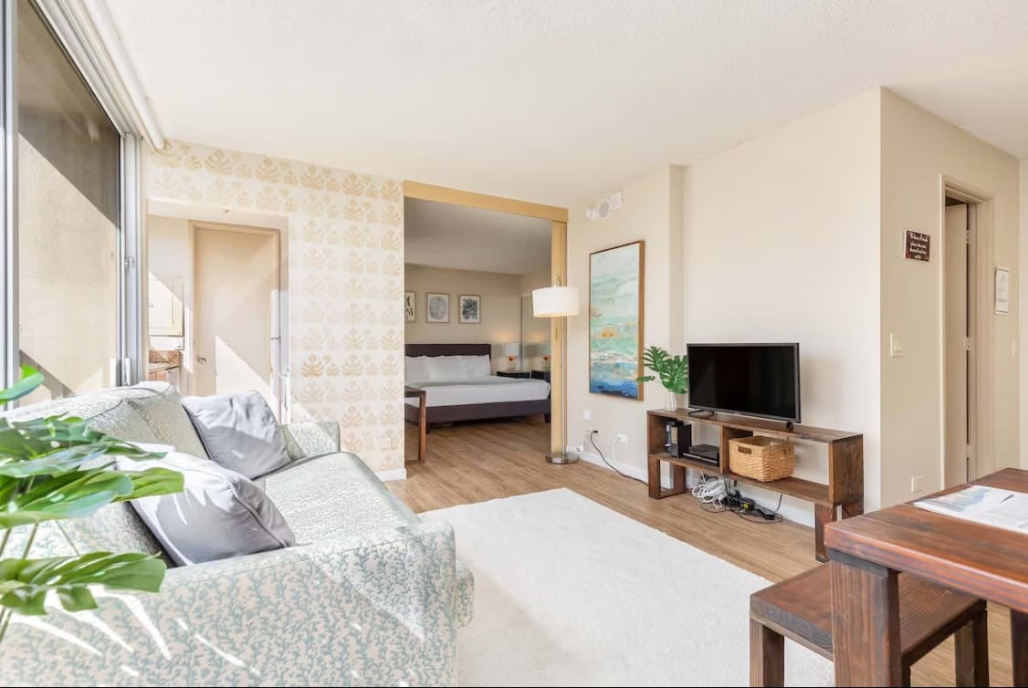Condo in Honolulu · ★5.0 · 1 bedroom · 2 beds · 1 private bath - Photo 2