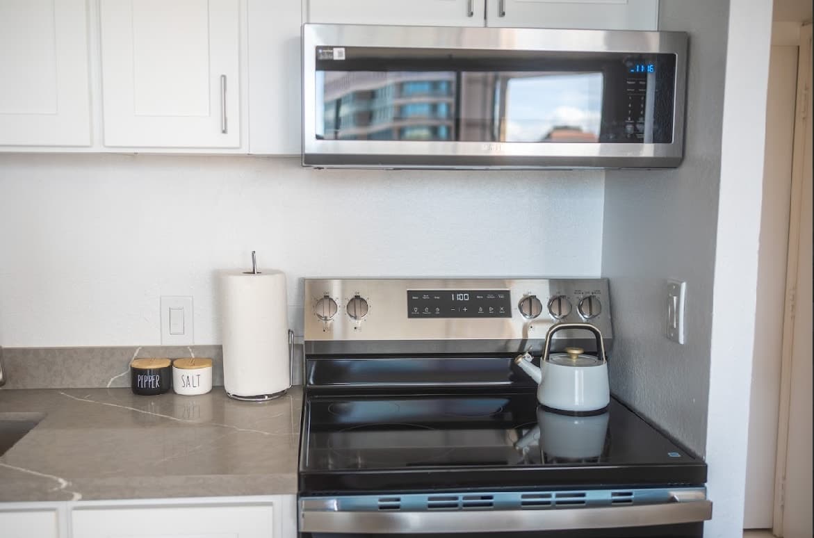 Condo in Honolulu · ★4.68 · Studio · 1 bed · 1 private bath - Photo 4