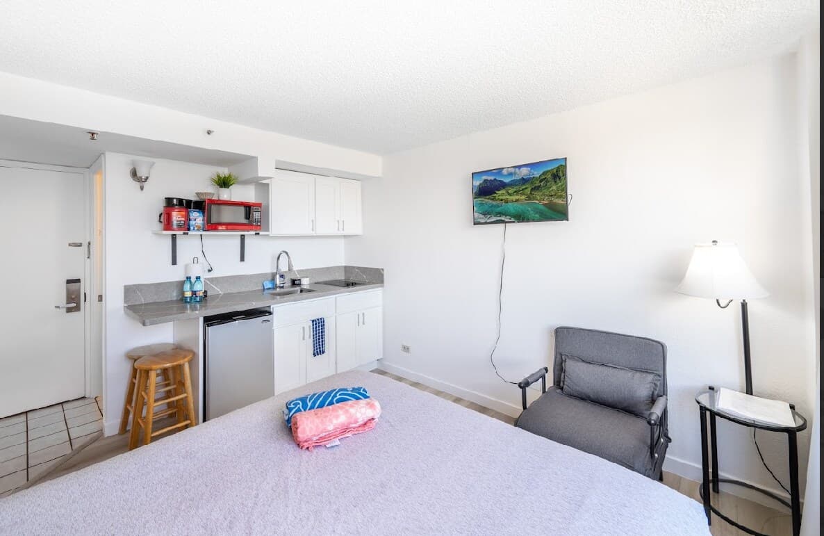 Condo in Honolulu · ★4.68 · 1 bedroom · 1 bed · 1 private bath - Photo 3