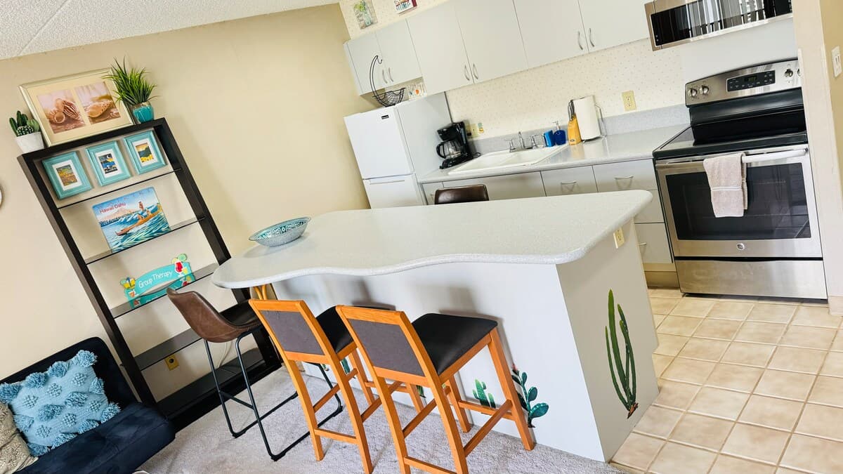 Condo in Honolulu · ★4.85 · 1 bedroom · 2 beds · 1 private bath - Photo 5