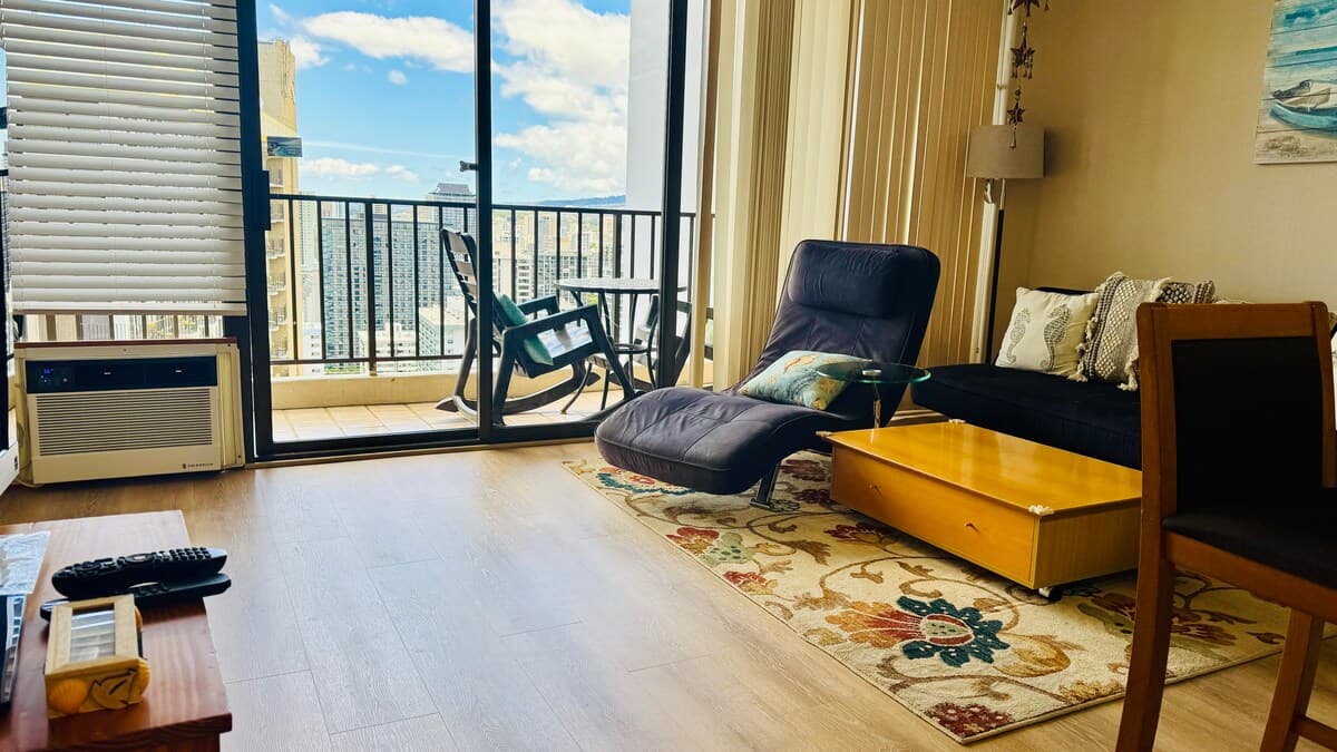Condo in Honolulu · ★4.85 · 1 bedroom · 2 beds · 1 private bath - Photo 4