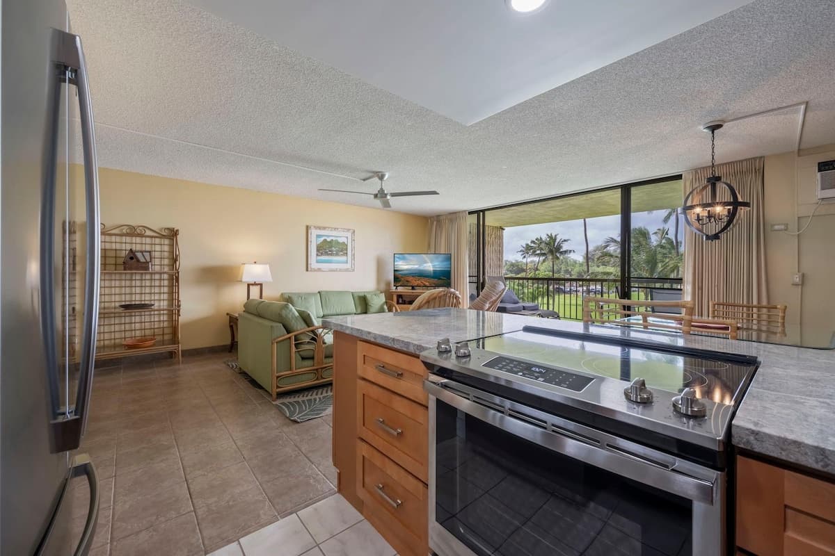 Condo in Kihei · ★4.71 · 2 bedrooms · 4 beds · 2 baths - Photo 2
