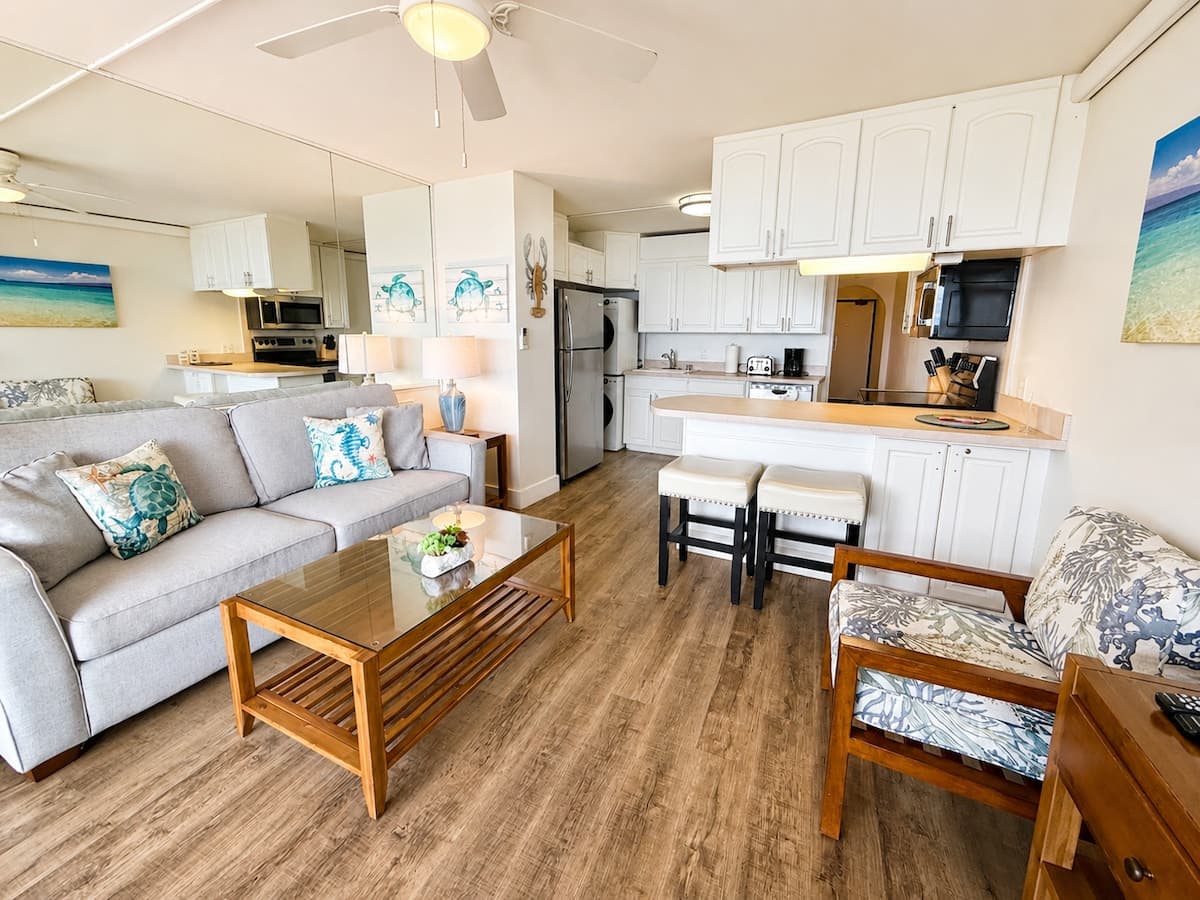 Condo in Wailuku · ★4.9 · 1 bedroom · 2 beds · 1 bath - Photo 4