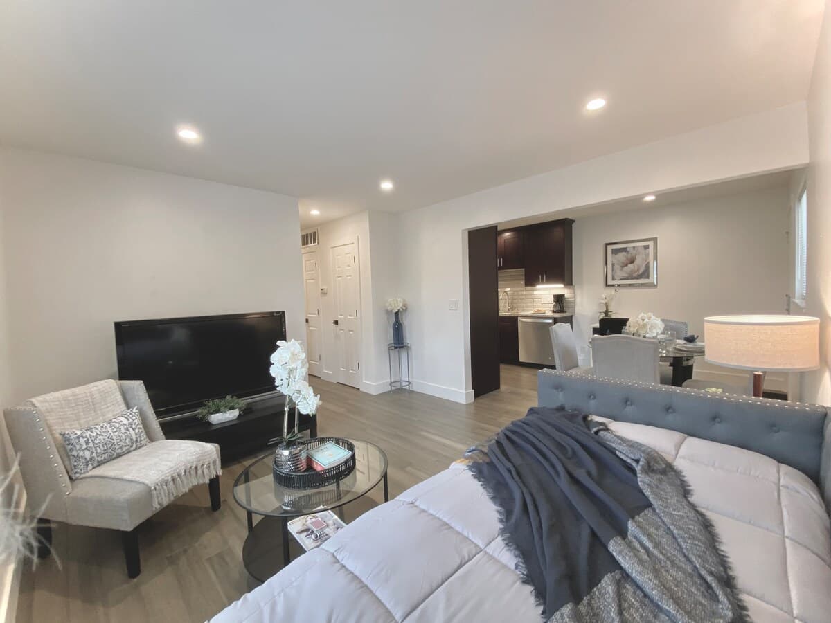 Walk to downtown/ground floor/central heat & A/C - Photo 4