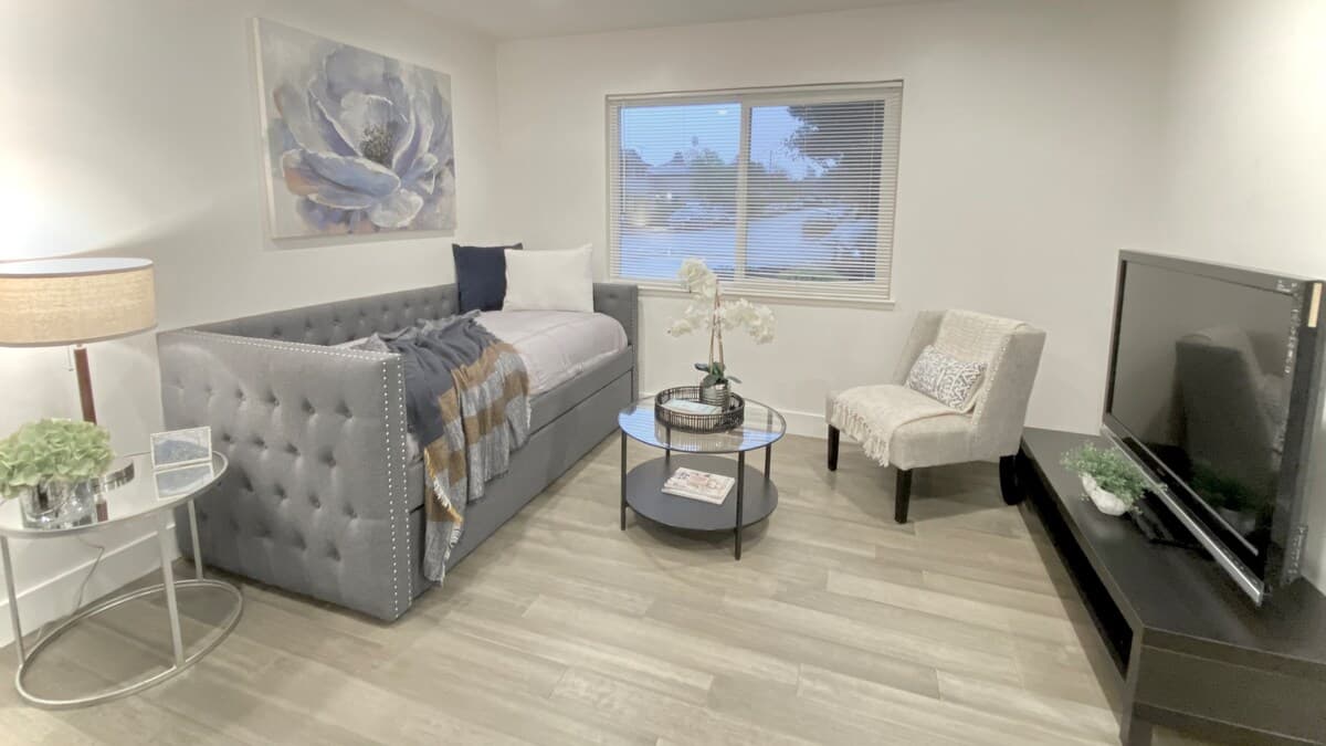 Walk to downtown/ground floor/central heat & A/C - Photo 2