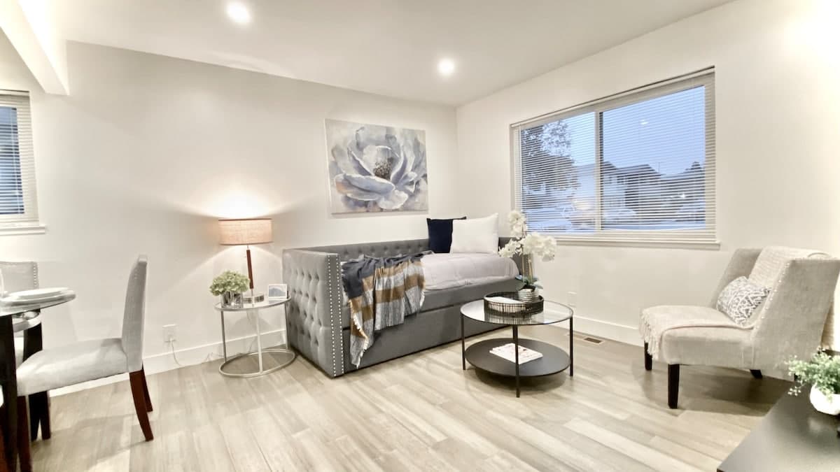 Walk to downtown/ground floor/central heat & A/C - Photo 1
