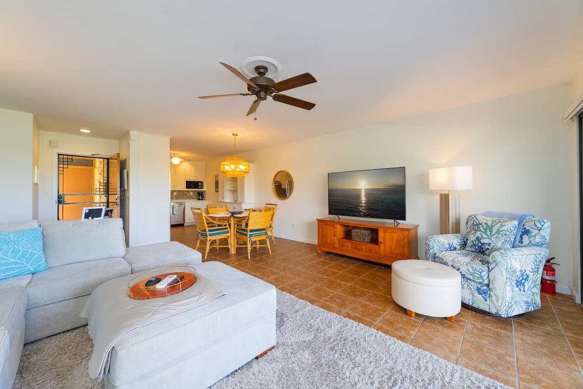 Condo in Kailua-Kona · ★4.92 · 2 bedrooms · 2 beds · 2 private baths - Photo 5