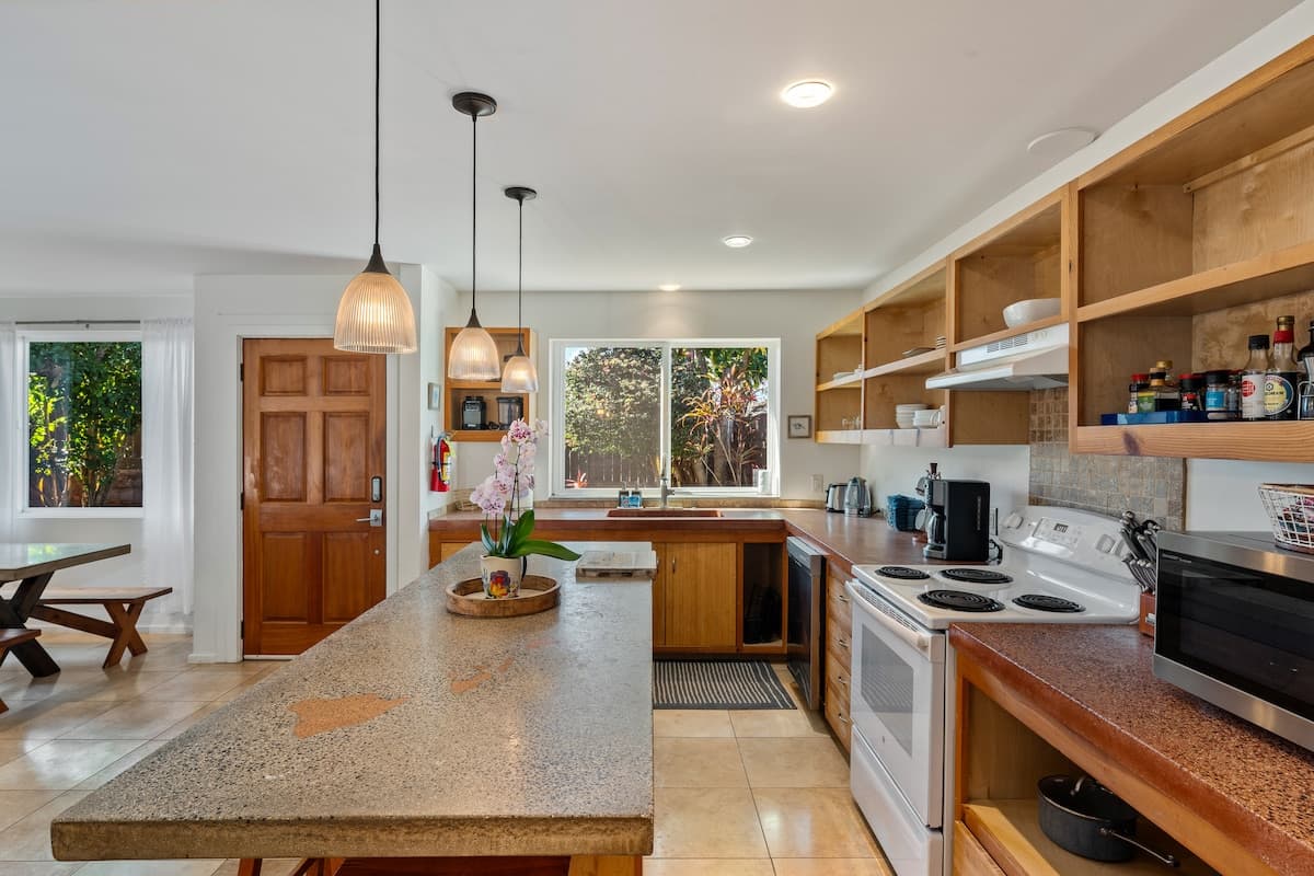 Home in Paia · ★4.9 · 2 bedrooms · 2 beds · 2 baths - Photo 2