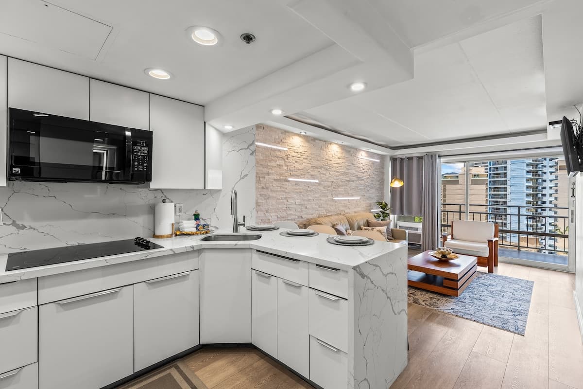 Condo in Honolulu · ★4.71 · 1 bedroom · 2 beds · 1 private bath - Photo 4