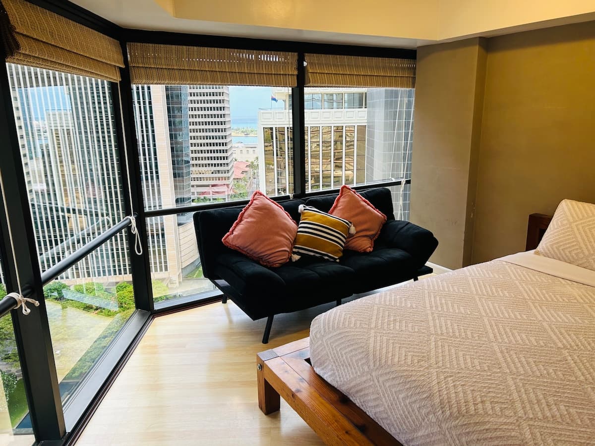 Condo in Honolulu · ★4.81 · 2 bedrooms · 3 beds · 1 private bath - Photo 1