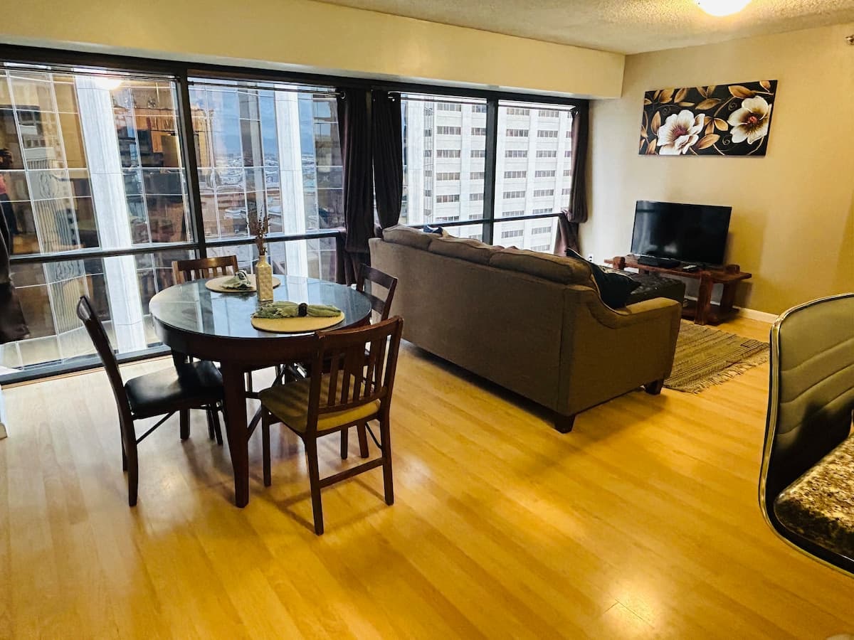 Condo in Honolulu · ★4.81 · 2 bedrooms · 3 beds · 1 private bath - Photo 3