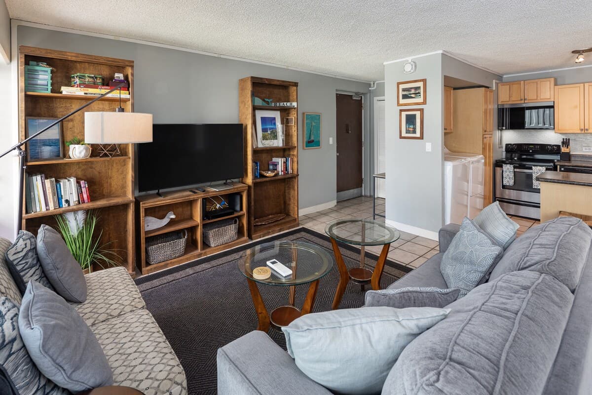 Waikiki Beach 1.5 blocks away! Free parking space! - Photo 5