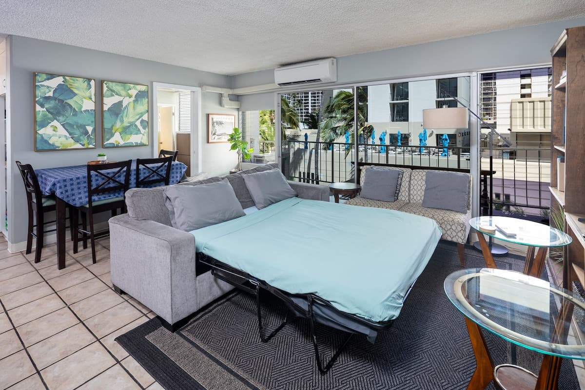 Waikiki Beach 1.5 blocks away! Free parking space! - Photo 2