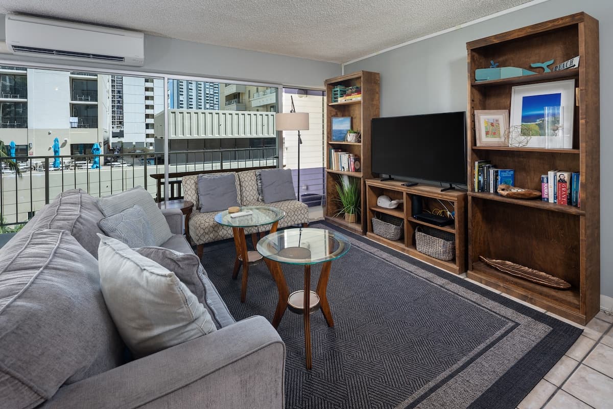 Waikiki Beach 1.5 blocks away! Free parking space! - Photo 4