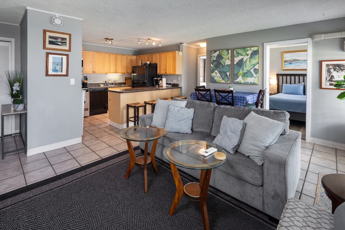 Waikiki Beach 1.5 blocks away! Free parking space! - Photo 3