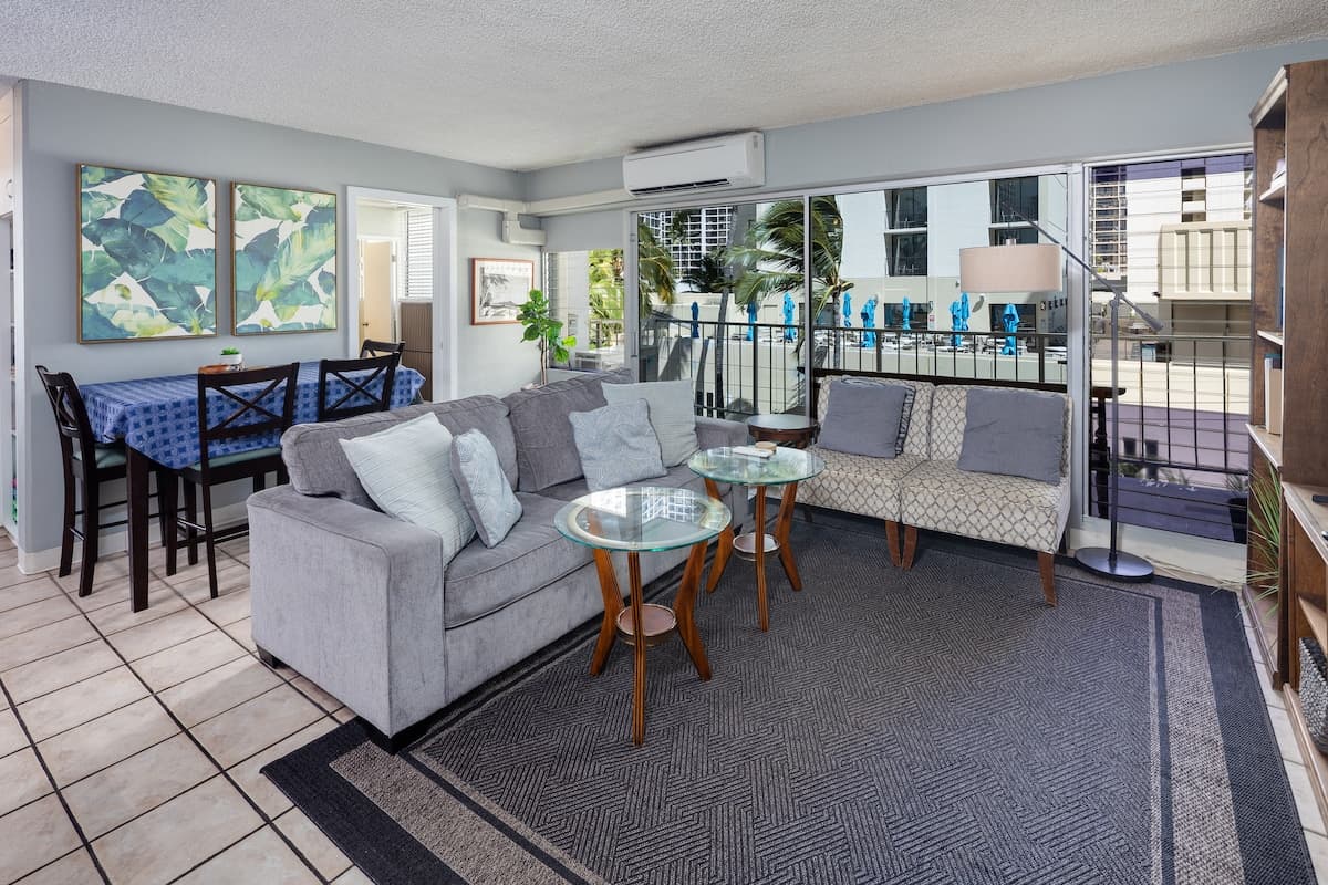 Waikiki Beach 1.5 blocks away! Free parking space! - Photo 1