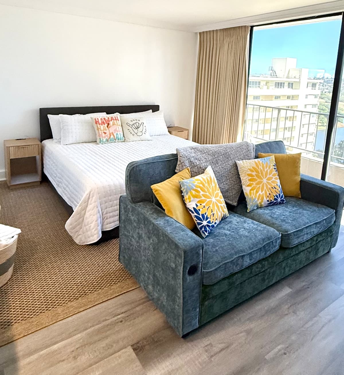 Condo in Honolulu · ★4.84 · 1 bedroom · 2 beds · 1 private bath - Photo 2