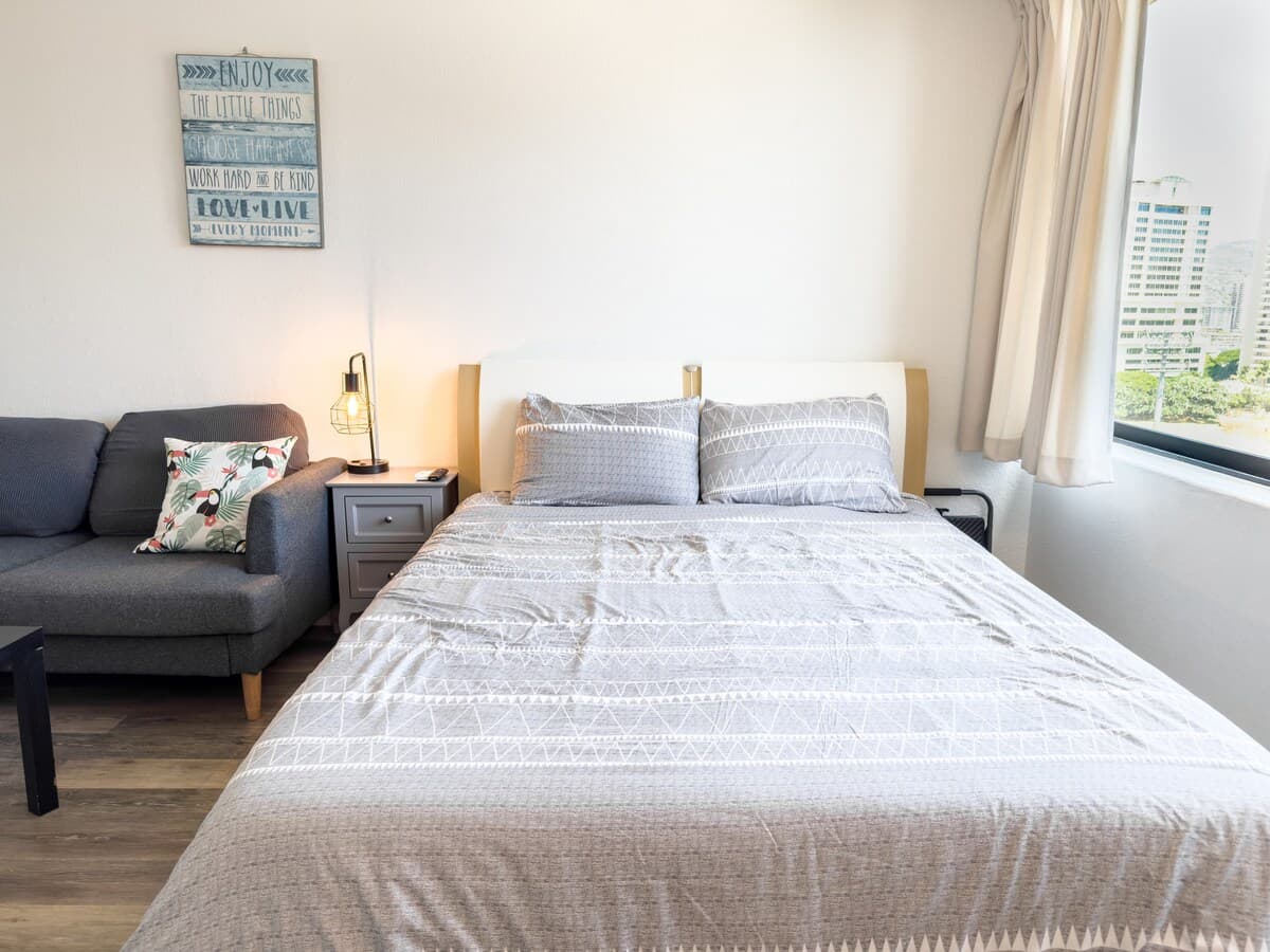 Condo in Honolulu · ★4.59 · Studio · 1 bed · 1 private bath - Photo 3