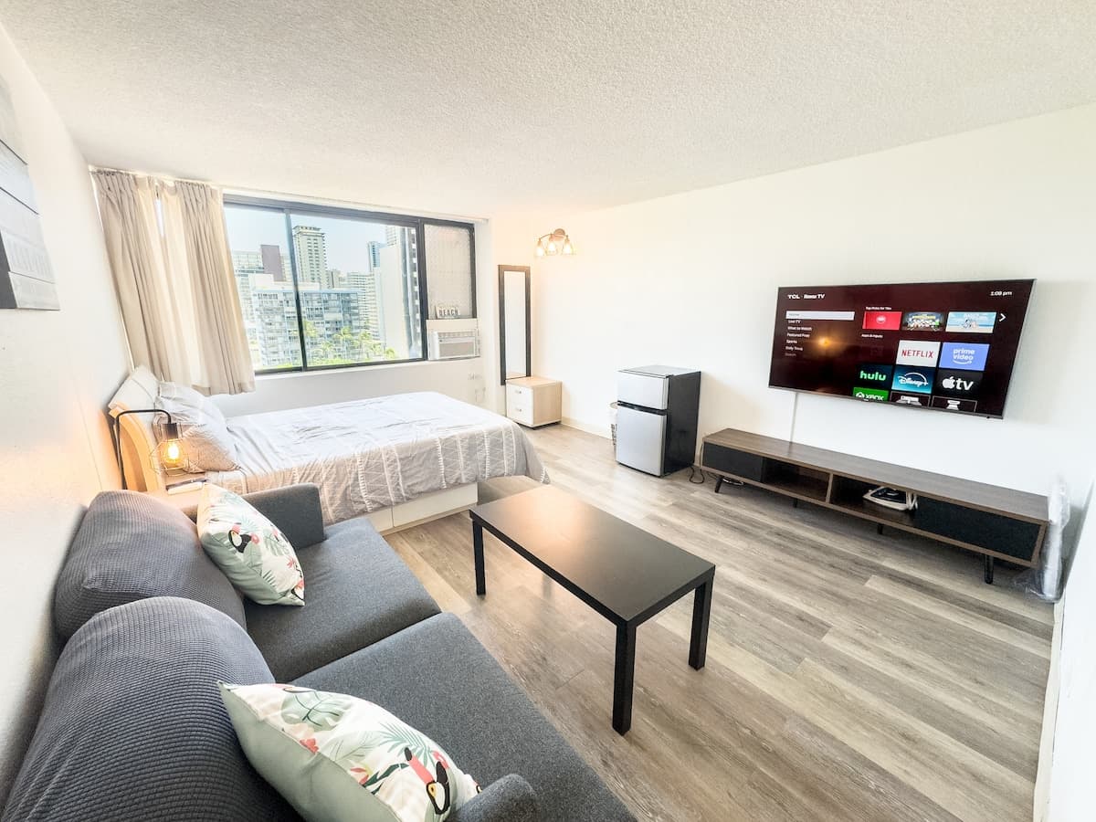 Condo in Honolulu · ★4.59 · Studio · 1 bed · 1 private bath - Photo 1