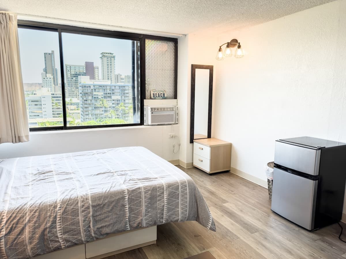 Condo in Honolulu · ★4.59 · Studio · 1 bed · 1 private bath - Photo 4
