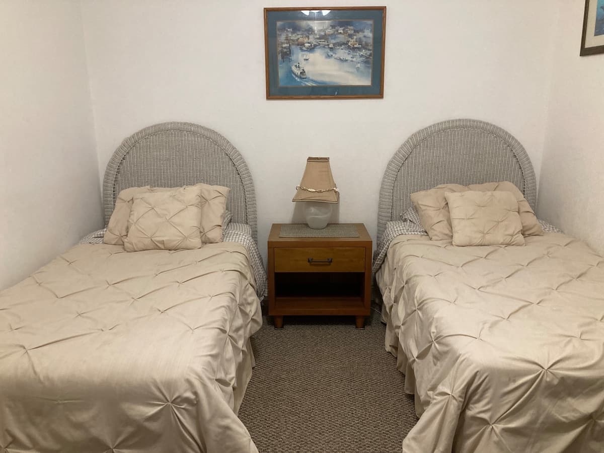 Home in Kailua-Kona · ★4.73 · 1 bedroom · 2 beds · 1 shared bath - Photo 2
