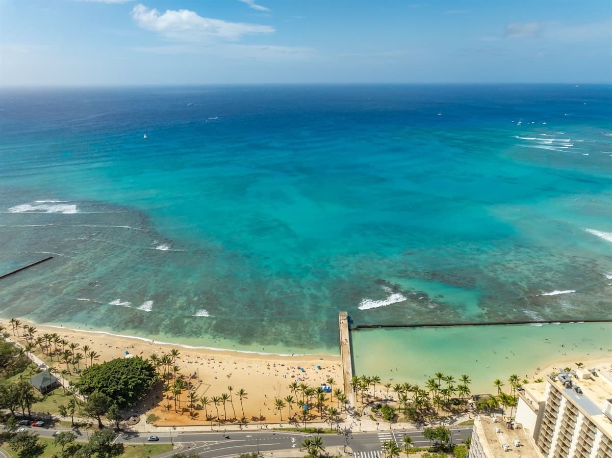 Condo in Honolulu · ★4.91 · 2 bedrooms · 4 beds · 2 baths - Photo 1