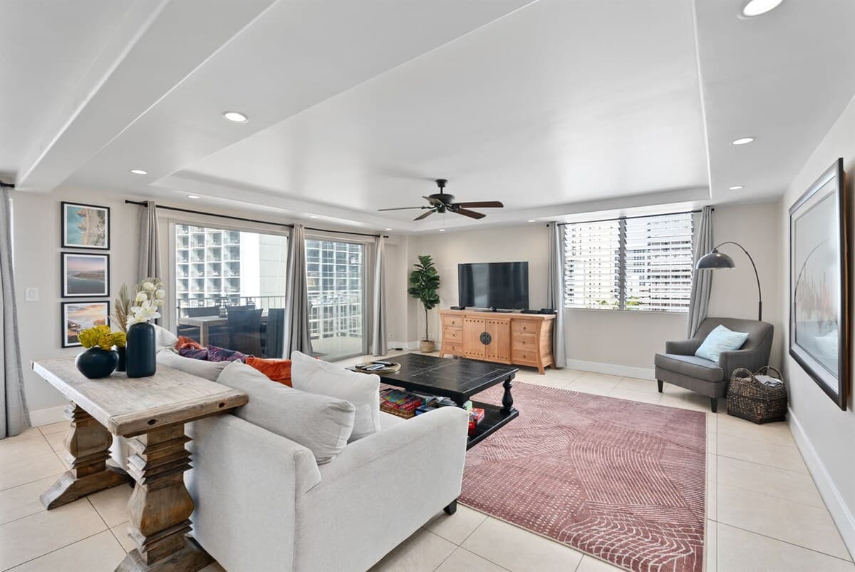 Condo in Honolulu · ★4.91 · 2 bedrooms · 4 beds · 2 baths - Photo 2