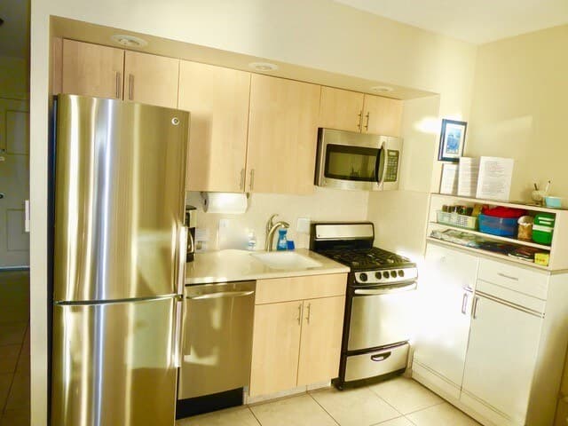 Condo in Honolulu · ★4.93 · Studio · 1 bed · No bathroom - Photo 4