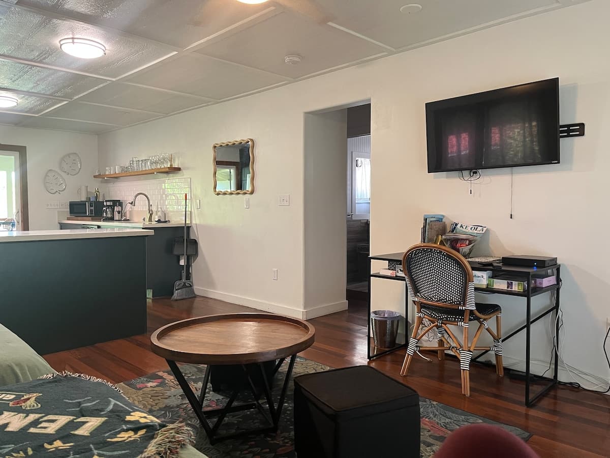 Home in Hilo · ★4.87 · 2 bedrooms · 2 beds · 2 baths - Photo 3