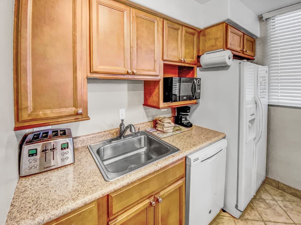 Condo in Kihei · ★4.75 · 2 bedrooms · 4 beds · 1 bath - Photo 3