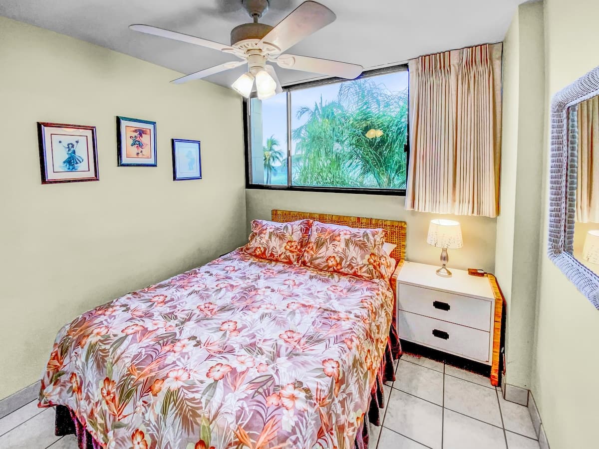 Condo in Kihei · ★4.75 · 2 bedrooms · 4 beds · 1 bath - Photo 4