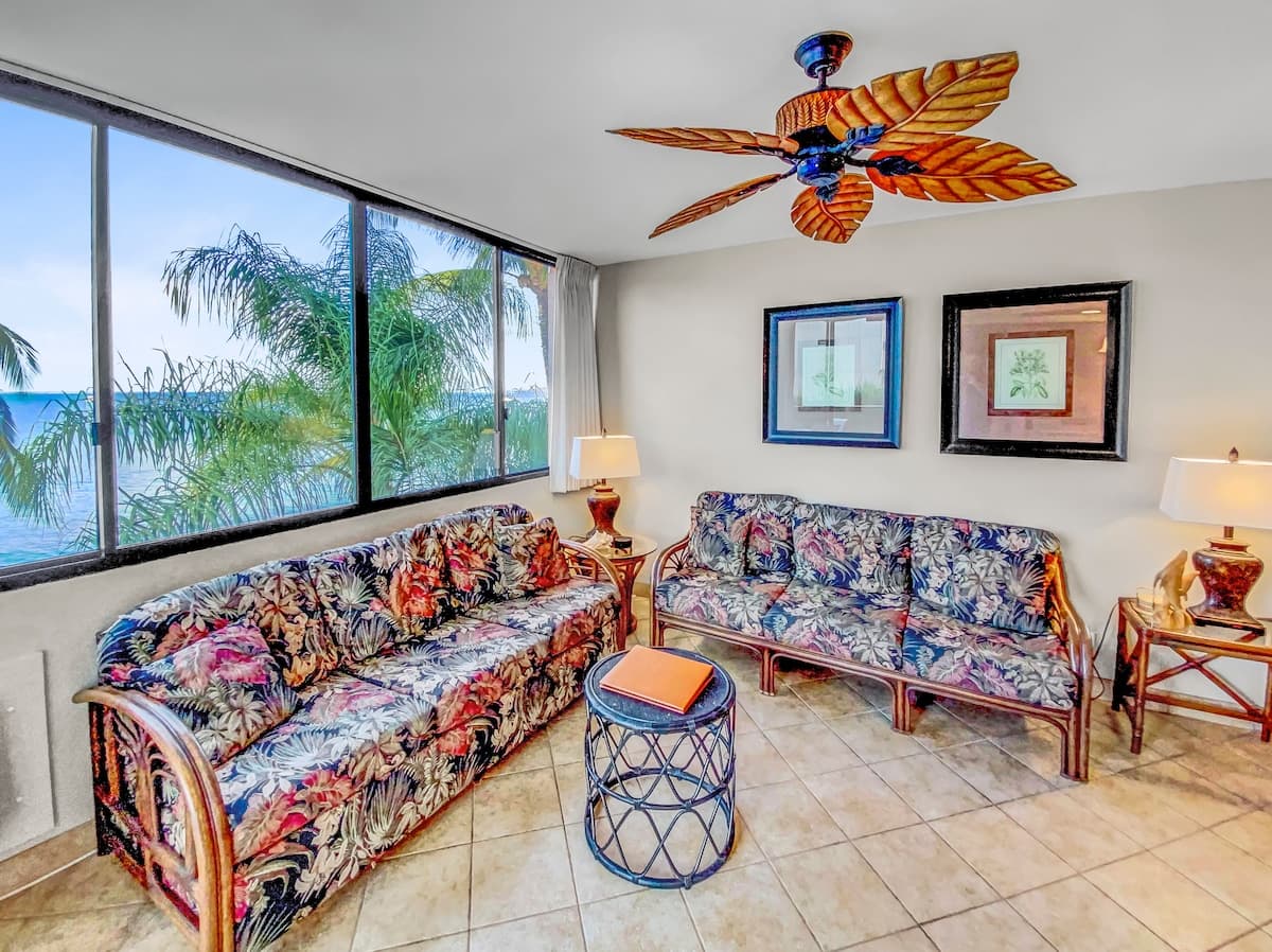 Condo in Kihei · ★4.75 · 2 bedrooms · 4 beds · 1 bath - Photo 2