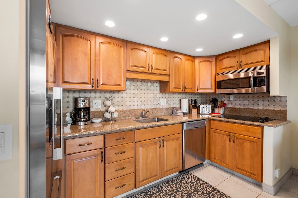 Condo in Kihei · ★4.8 · 1 bedroom · 2 beds · 2 baths - Photo 3