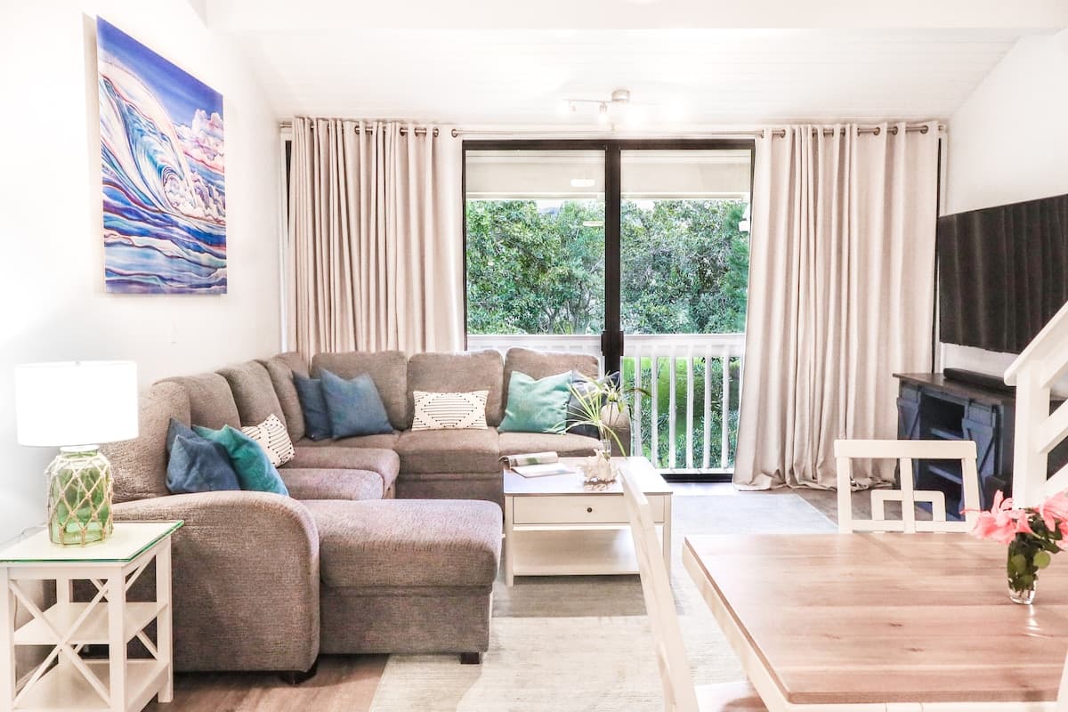 Condo in Kahuku · ★4.9 · 2 bedrooms · 4 beds · 3 private baths - Photo 2