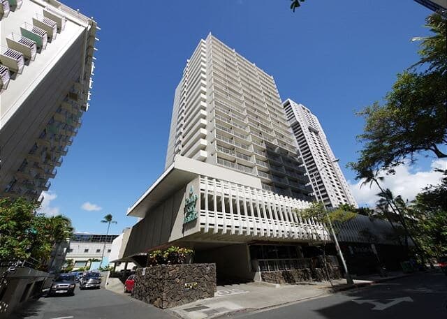 Condo in Honolulu · ★4.83 · 1 bedroom · 2 beds · 1 private bath - Photo 2