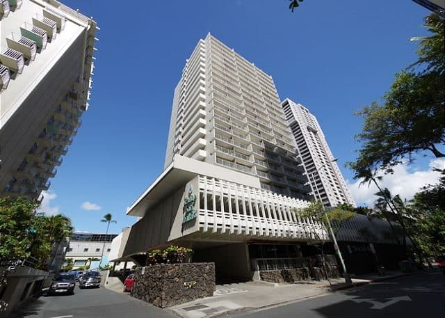 Condo in Honolulu · ★4.83 · 1 bedroom · 2 beds · 1 private bath - Photo 5