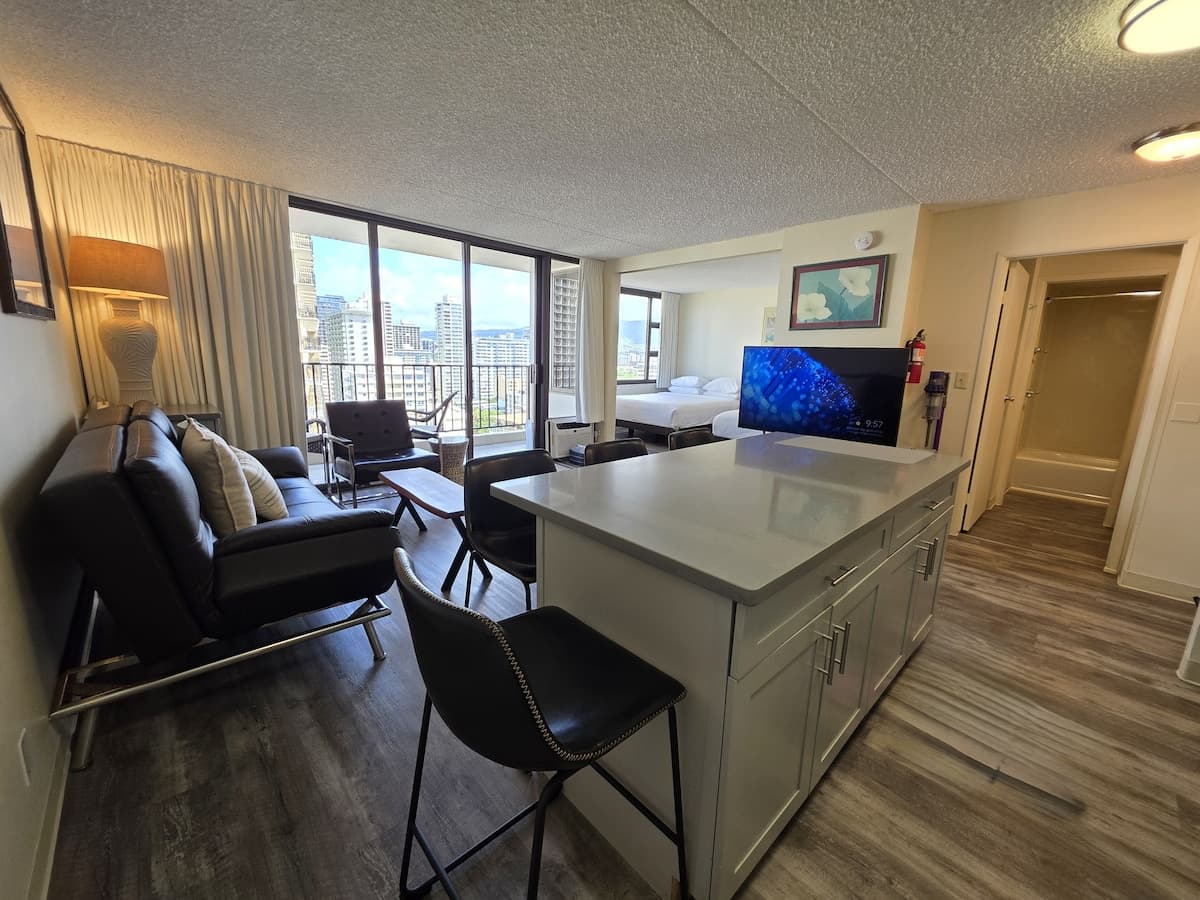Condo in Honolulu · ★4.99 · 1 bedroom · 3 beds · 1 private bath - Photo 2