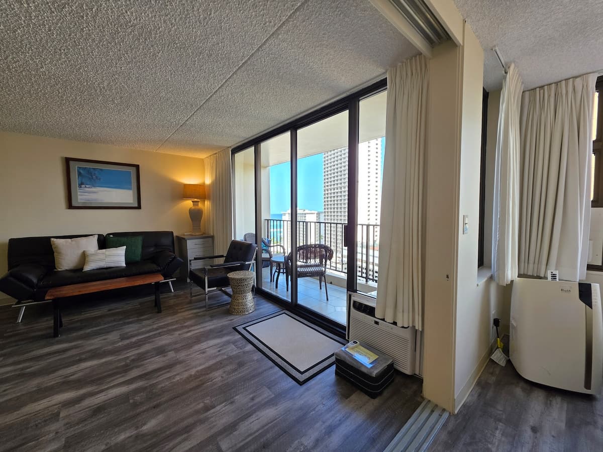 Condo in Honolulu · ★4.99 · 1 bedroom · 3 beds · 1 private bath - Photo 3