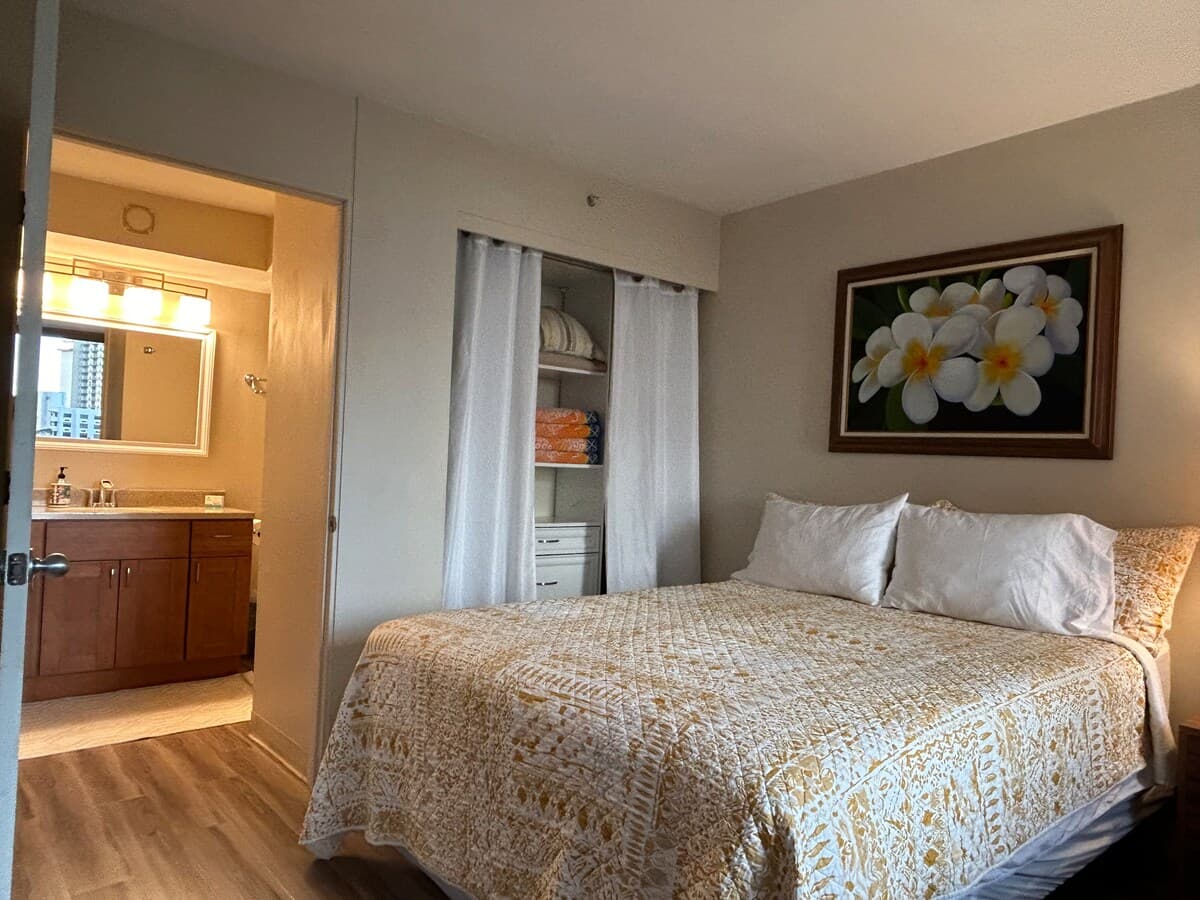 Condo in Honolulu · ★4.84 · 1 bedroom · 2 beds · 1 private bath - Photo 5
