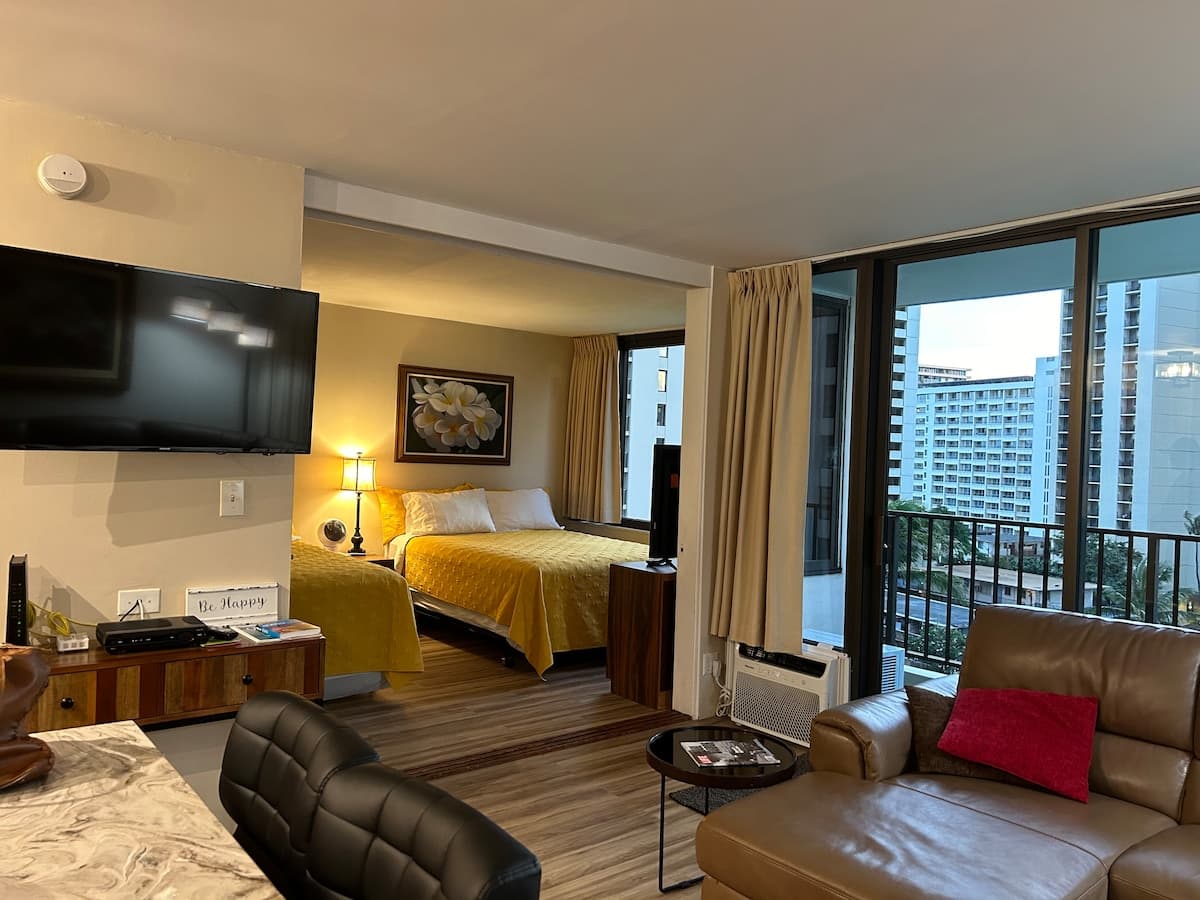 Condo in Honolulu · ★4.84 · 1 bedroom · 2 beds · 1 private bath - Photo 2